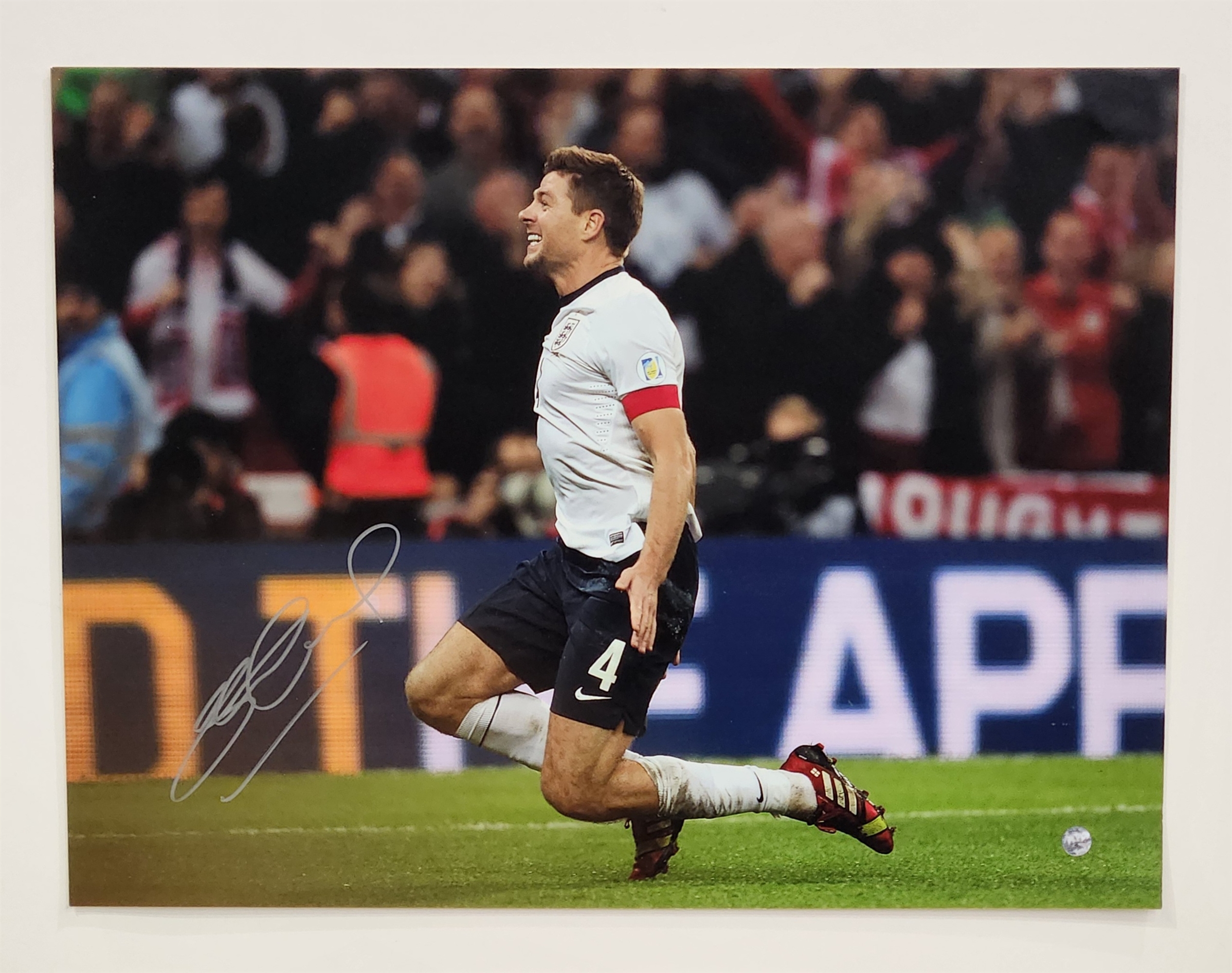 Steven Gerrard Autographed England Soccer 16x12 Photo