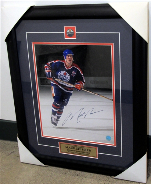 Mark Messier Signed Edmonton Oilers 19x23 Captain Framed Display (Flawed)