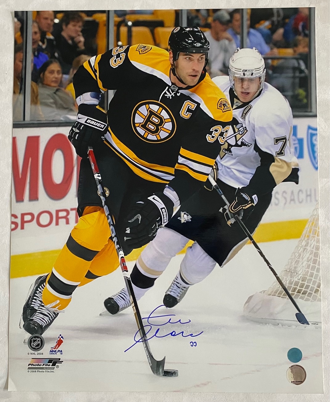 Zdeno Chara Boston Bruins Signed 16x20 Photo (Flawed)