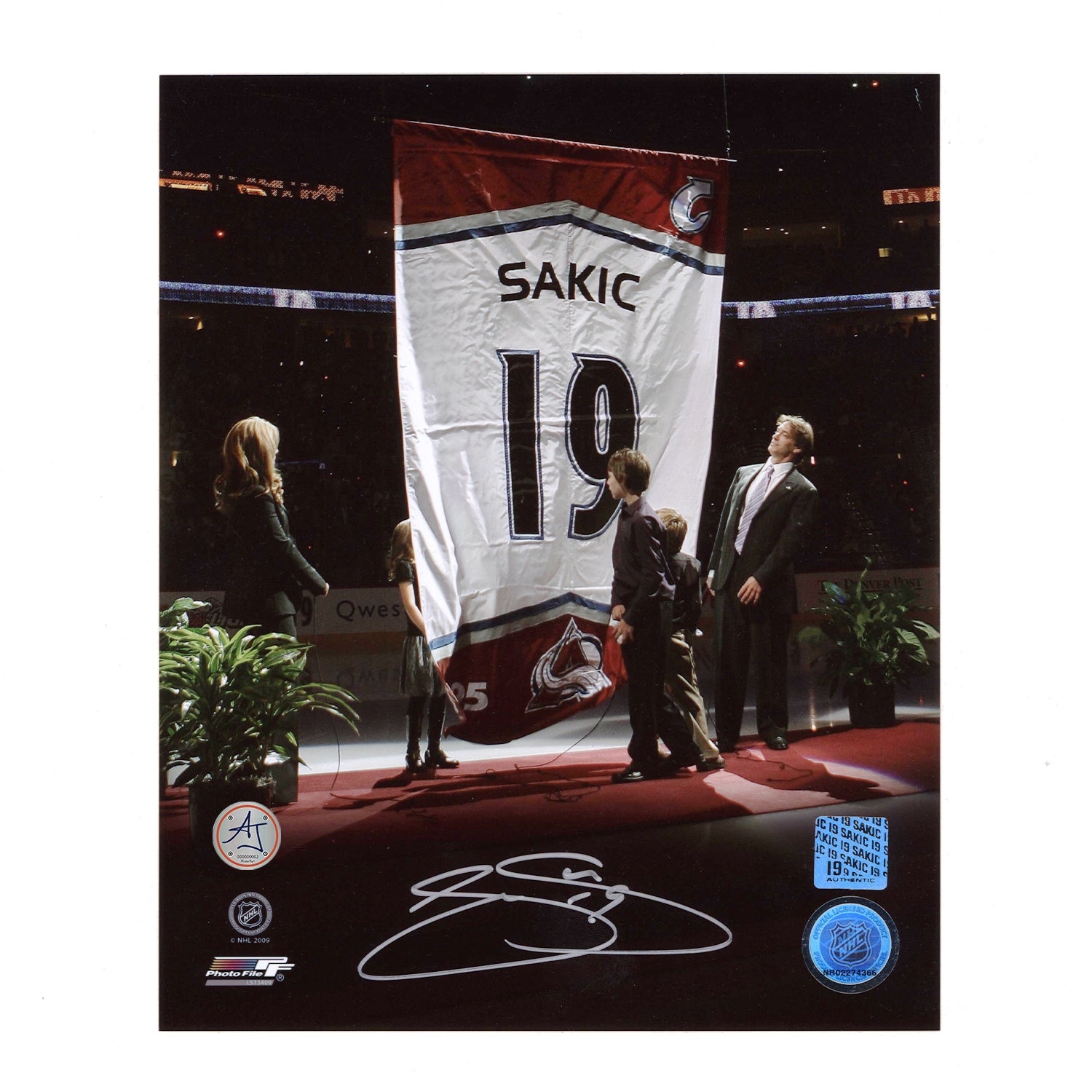 Joe Sakic Autographed Colorado Avalanche Banner Retirement 8x10 Photo