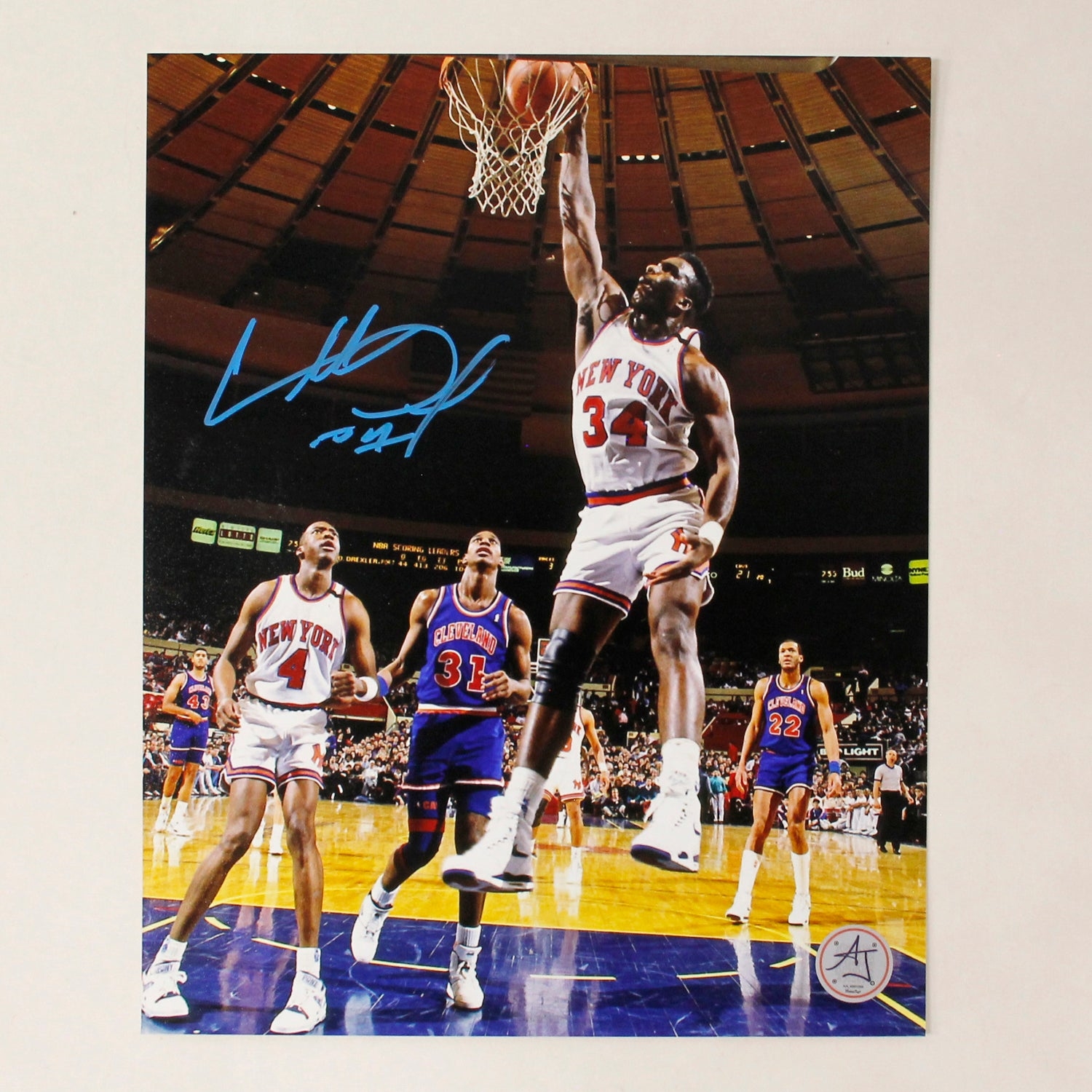 Charles Oakley Autographed New York Knicks Slam Dunk 8x10 Photo